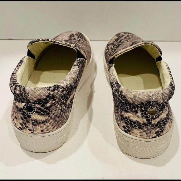 Steven Madden slip on sneaker. - Picture 4 of 4